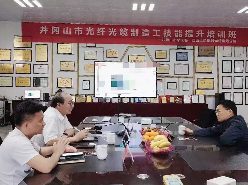 暨南大学周：咏淌谳傲賐jl平台塑料光纤调研指导工作